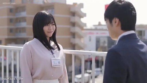 Half-body · Smile · 交流 · 职业衬衫 · 站立对视 · 工号牌 · 室外天桥 · 楼宇背景