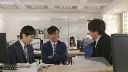 坐姿 · 交谈 · 办公室 · 中景 · 笑容 · 职场 · 办公电脑 · 商务西装