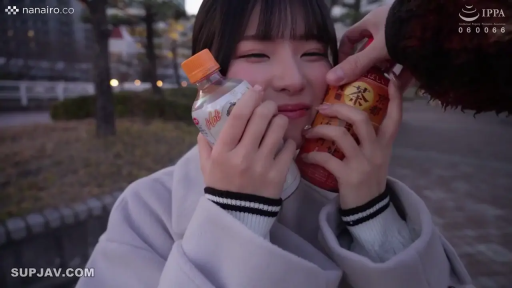 顔部のクローズアップ · コート · 户外公园 · 幸福 · 瓶装饮料 · 双手捧瓶 · 取暖 · 冬日约会