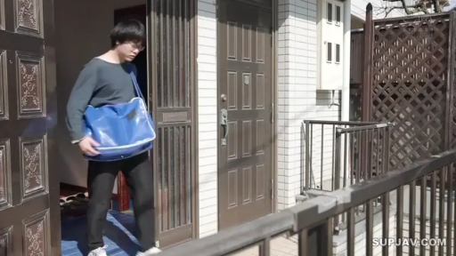 嚴肅 · 全身 · 行走 · 玄关 · 生活化 · 长袖卫衣 · 出门 · 蓝色大提包