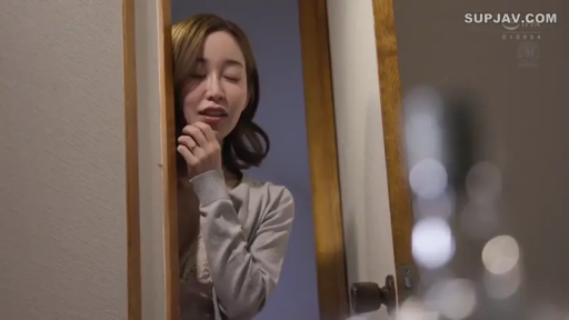 Indoor · Stand · Half-body · 害羞 · 短发 · Door · Peeping · Cardigan