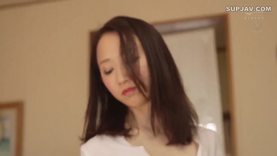 室内 · 低头 · 面部特写 · 白色上衣