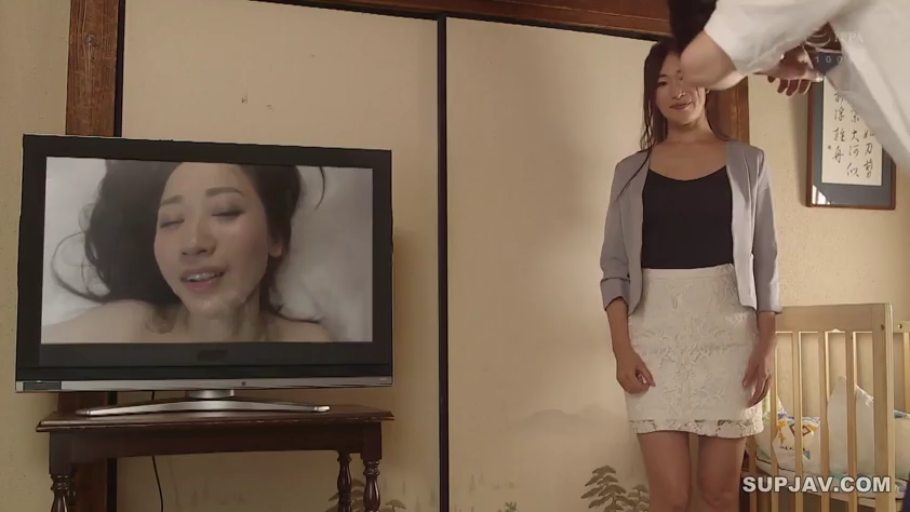 拍攝 · 中景 · 站姿 · 微笑 · 蕾丝裙 · 室內和室 · 电视机 · 画中画