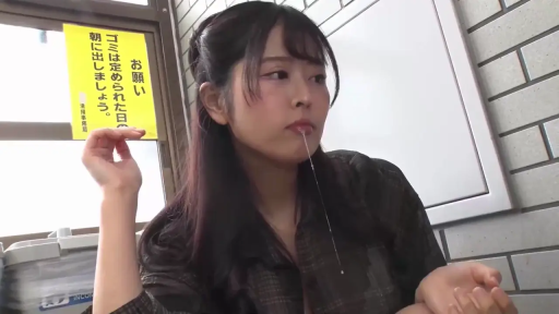 室內 · 坐姿 · 脸部 · 呆滞 · 格纹衬衫 · 告示牌 · 牽絲 · 吐涎