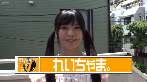 脸部特写 · 面对镜头 · 甜美微笑 · 正面站立 · 粉色蕾丝女衫 · 阳台背景 · 黄色字幕条 · 双马尾发型