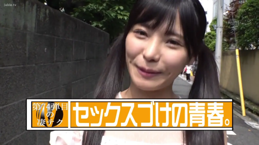 字幕 · 站姿 · 微笑 · 面部特写 · 白色背心 · 注视 · 户外 · 双马尾