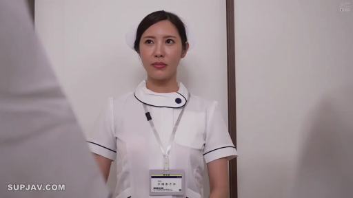 室内 · 严肃 · 护士服 · 站立 · 半身 · 注视 · 职场 · 胸牌