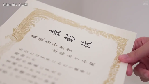 室内 · 展示 · 常服 · 手部特写 · 奖状 · 持握