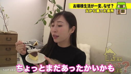 室内 · 坐姿 · 自然 · 进食 · 半身照 · 黑色针织衫