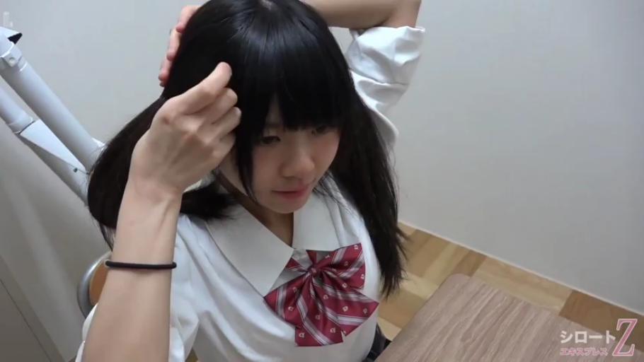 坐姿 · 面部 · 教室 · 羞涩 · 课桌 · JK制服 · 双马尾 · 整理头发