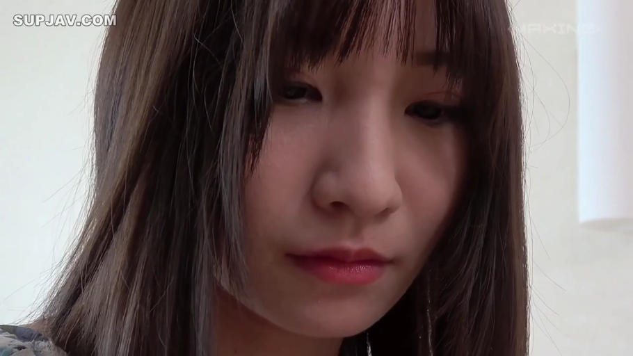 室内 · 頭を下げる · 平静 · 顔のクローズアップ · 注視 · 长发 · 便装