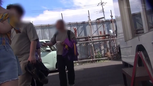 室内 · 护士服 · 脸部特写 · 站立 · 陶醉 · 逆光 · 挂绳 · 闭眼呼吸