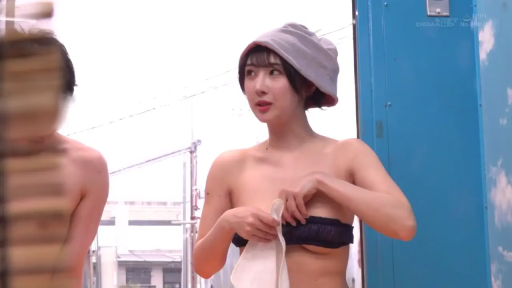 单人 · Stand · Medium shot · Gaze · Outdoor · 整理衣物 · 白布 · 抹胸