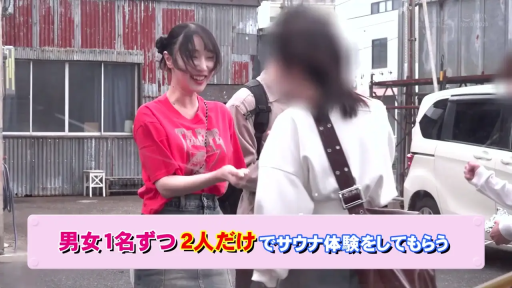 站立 · 半身 · 户外 · 红色T恤