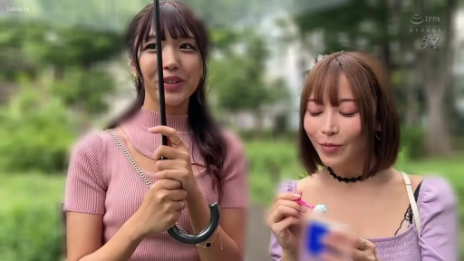 中景 · 微笑 · 雨伞 · 并排站立 · 户外公园 · 针织上衣 · 日系AV · 吃刨冰