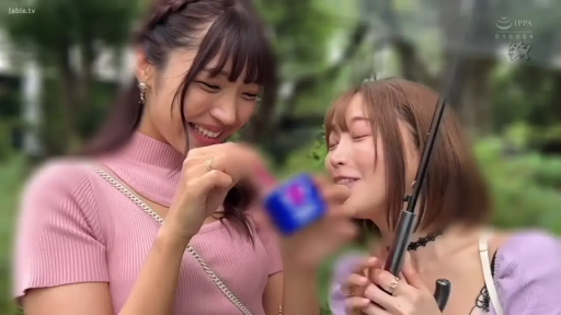 脸部 · 针织衫 · 户外 · 沉醉 · 面对面 · 舔舐 · 发饰 · 女女