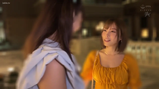 交谈 · 站立 · 中景 · 微笑 · 室外夜景 · 黄色连衣裙 · 都市