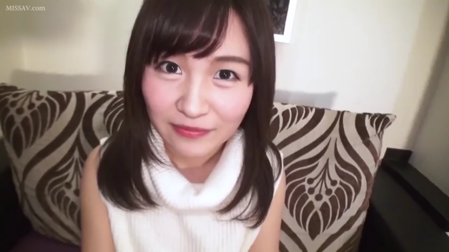 坐姿 · 微笑 · 面部特寫 · 注视镜头 · 室内沙发 · 长发 · 白色无袖高领毛衣