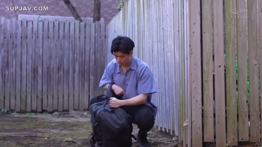 全身 · 专注 · 蹲姿 · 户外 · 成年男性 · 黑色背包 · 蓝色短袖衬衫 · 整理背包