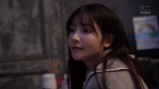 室内 · 坐姿 · 微笑 · 面部特写 · 灰色上衣 · 昏暗灯光 · 注视