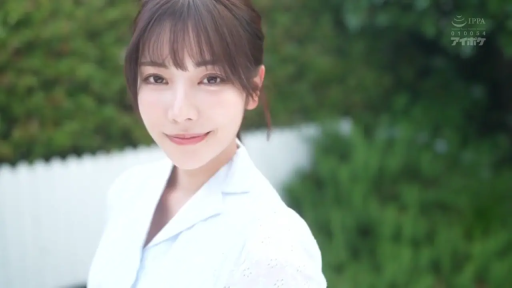 站立 · 微笑 · 白色衬衫 · 面部特写 · 注视镜头 · 户外花园 · 浅景深