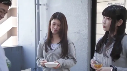 会話 · 站立 · 平静 · 半身 · カジュアルウェア · 屋外 · 餐具 · 集団