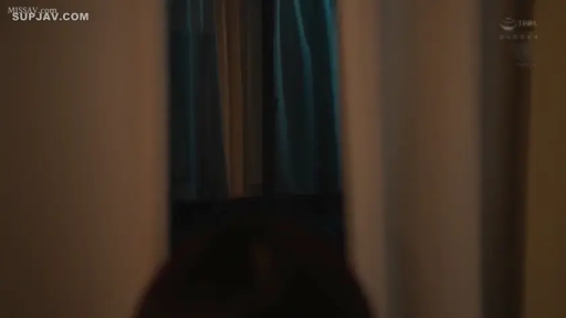 室内 · 站立 · 観察 · 遠景 · 窗帘 · ぼかし · 暗光 · 深色服装