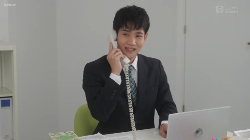 坐姿 · 办公室 · 电话 · 微笑 · 面部特写 · 西装 · 通话 · 职场剧情