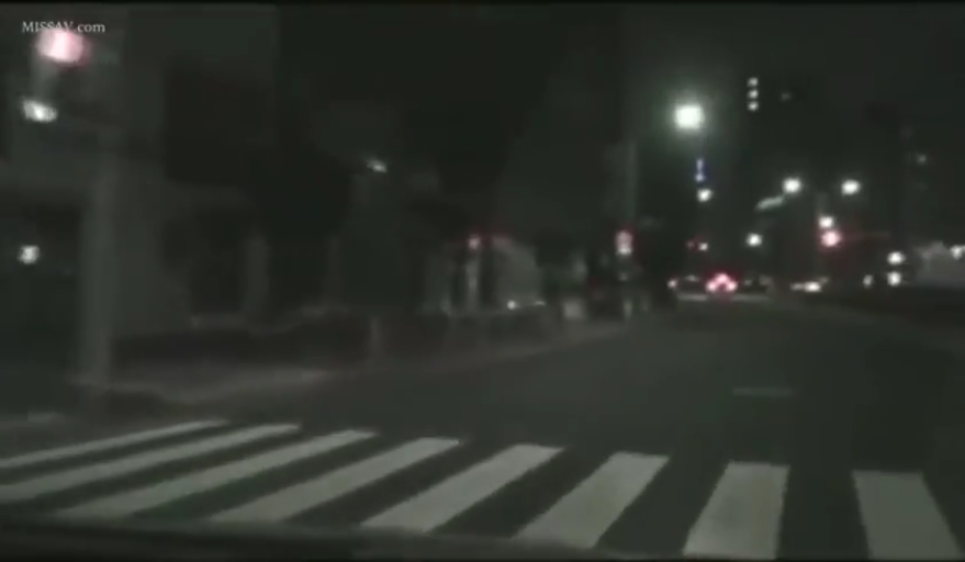 室内 · 坐姿 · 忧郁 · 字幕 · 白衬衫 · 是 · 独白 · 真人