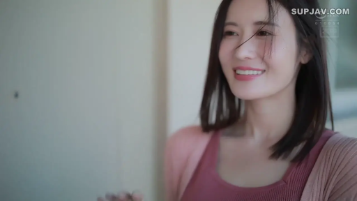 室内 · 面部 · 甜美 · 站立 · 微笑 · 粉色针织衫 · 日常照