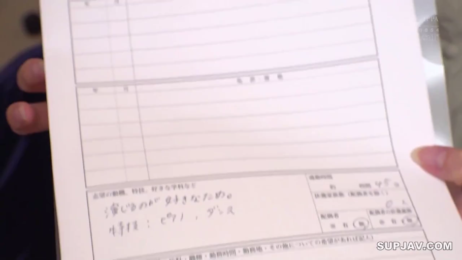 室内 · 展示 · 持物 · 背景模糊 · 纸张 · 履历表