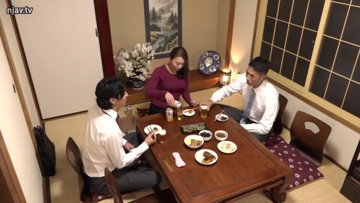 坐姿 · 和室 · 全景 · 自然 · 衬衫 · 聚餐 · 三人 · 矮桌