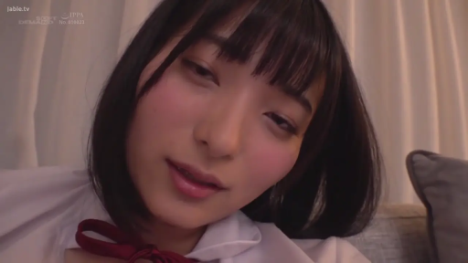 室内 · 脸部 · 微笑 · 注视 · 近景 · 俯拍 · 红色吊带