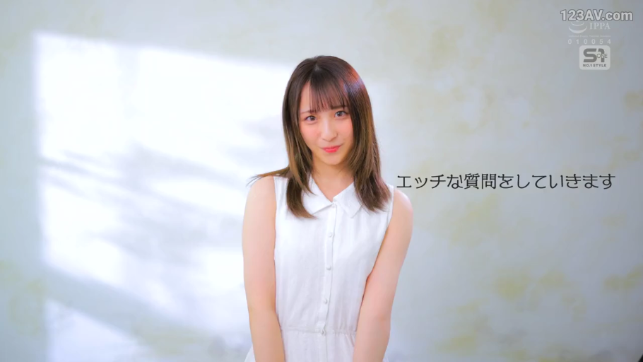 室内 · 站立 · 微笑 · 半身 · 注视镜头 · 日文字幕 · 白いノースリーブシャツ