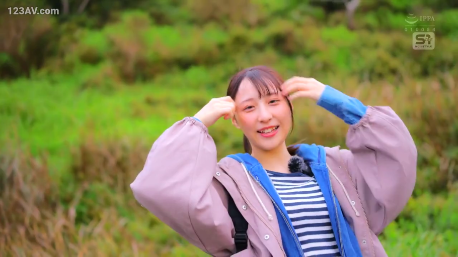 半身特写 · 户外草地 · 整理头发 · 休闲外套 · 领夹麦克风 · 抬手姿势 · 甜美笑容