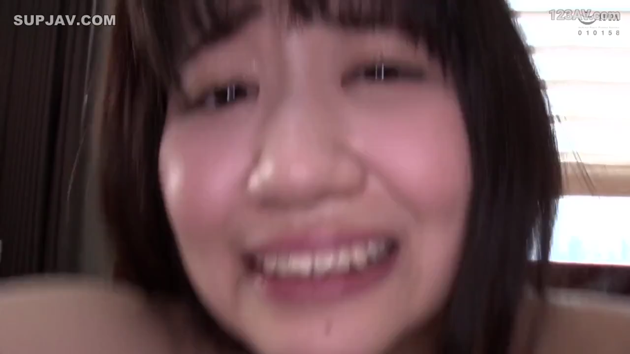 室内 · 仰卧 · 面部特写 · 注视镜头 · 亚洲 · 欣快