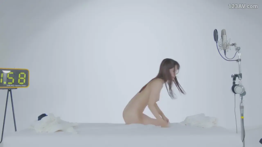 全身 · 全裸 · 自然 · 跪姿 · 长发 · 摄影棚 · 计时器 · 移动