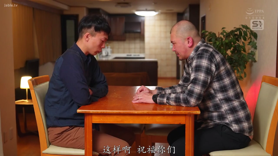 室內 · 坐姿 · 交谈 · 嚴肅 · 襯衫 · 桌椅 · 成年男性