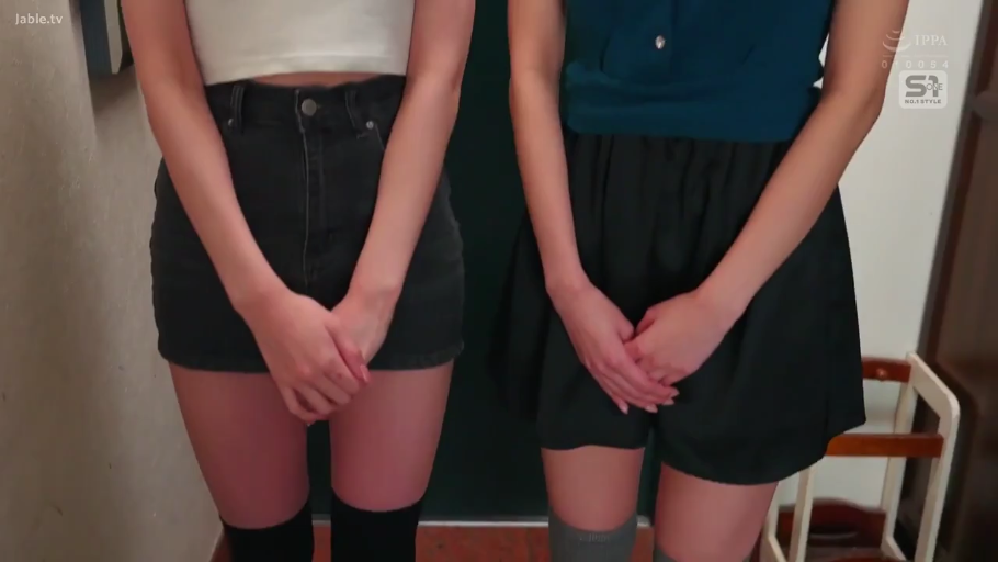 Indoor · Stand · 过膝袜 · Leg close-up