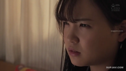 室内 · 脸部特写 · 深色上衣