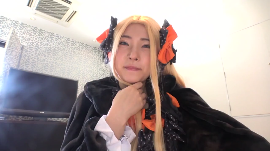 Indoor · Sitting Posture · Close-up of the face · Smile · 注视镜头 · Wig · Cosplay · 高机位