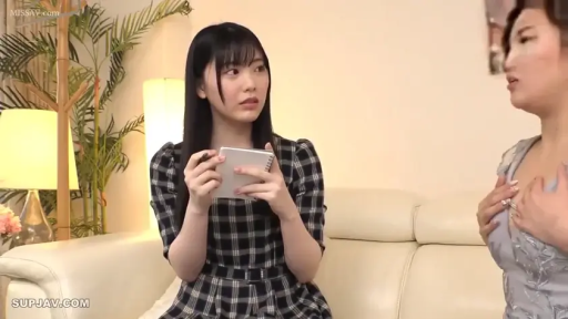 坐姿 · 上半身 · 客厅 · 疑惑 · 交流 · 双人 · 格子连衣裙 · 笔记本