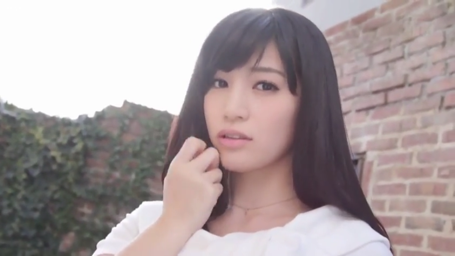 站立 · 面部特写 · 白色上衣 · 注视 · 妩媚 · 户外