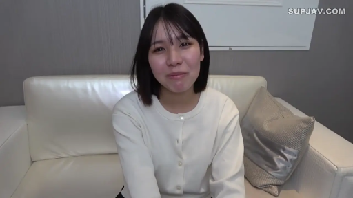 室内 · 坐姿 · 沙发 · 微笑 · 面部特写 · 白色开衫 · 注视镜头 · 短发