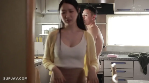 室内 · 侧面 · 交谈 · 面部 · 专注 · 站立 · 黄色开衫