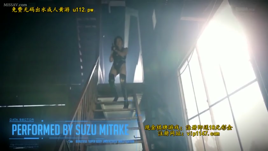 室内 · 坐姿 · 巨乳 · 盆栽 · 微笑 · 半身 · 灰色高领毛衣 · 注视镜头
