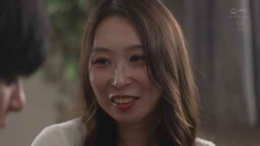 室内 · 坐姿 · 交谈 · 脸部特写 · 微笑 · 白色上衣 · 长发