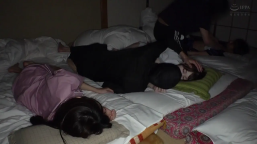 卧室 · 闭眼 · 多人 · 被褥 · 睡衣 · 躺卧 · 偷摸