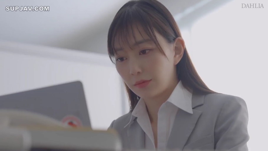 座り姿勢 · 集中 · 办公室 · 灰色西装 · パソコン · 顔のクローズアップ · 注視 · 白领女性