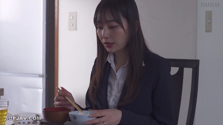 坐姿 · 平靜 · 職業裝 · 筷子 · 上半身 · OL · 餐厅 · 吃飯